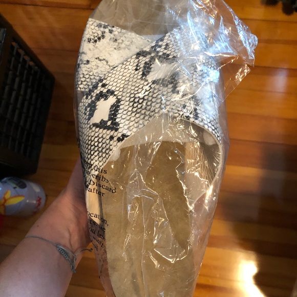 Black & white Snakeskin Platform Sandals NWT final price - Picture 2 of 4